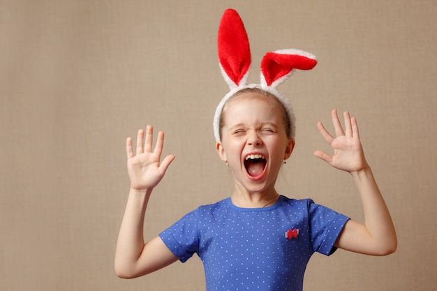 Buona Pasqua. Ragazza bambino con orecchie da coniglio.