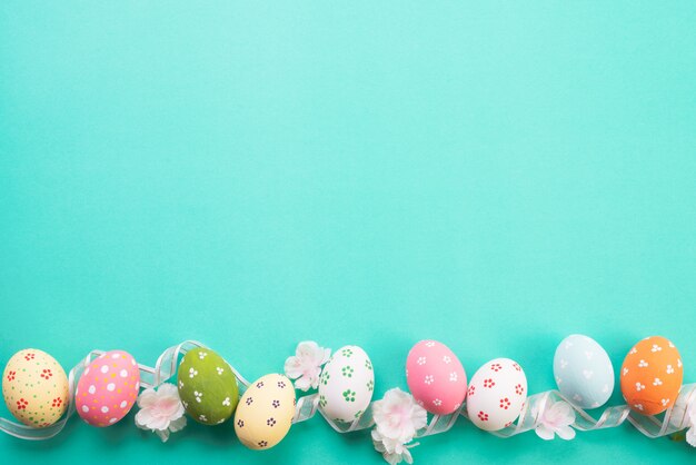 Buona Pasqua! Row uova di Pasqua su sfondo verde pastello.