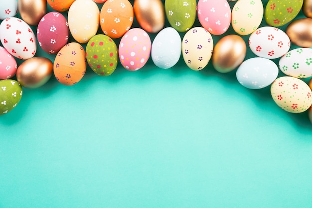 Buona Pasqua! Row uova di Pasqua su sfondo verde pastello.