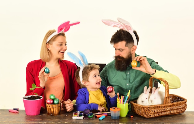 Buona Pasqua! Sfondo bianco isolato. Bambino carino che indossa le orecchie da coniglio il giorno di Pasqua.