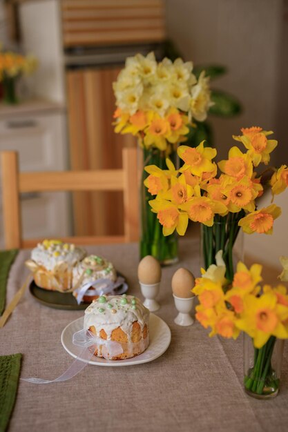 Buona Pasqua Torte e uova di Pasqua sul tavolo festivo a casa in cucina