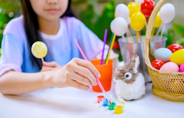 Buona Pasqua. Uova colorate di pittura per festeggiare ad aprile. Bambino che prepara e dipinge per celebrare e decorare la casa.