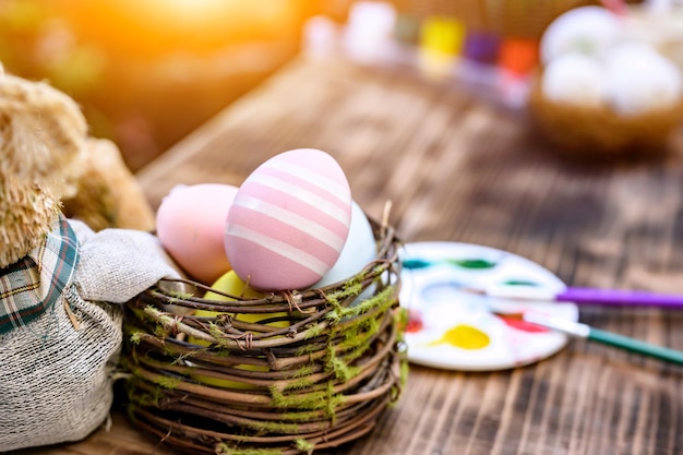 Buona Pasqua. Uova colorate per festeggiare ad aprile. Preparazione e pittura per feste di famiglia e decorazioni per la casa.