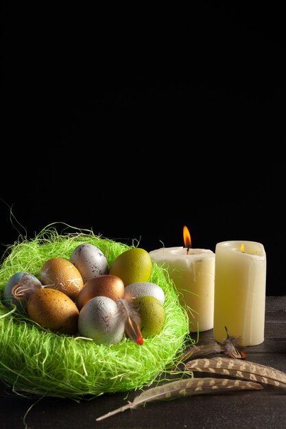 Buona Pasqua! Uova di Pasqua Su fondo di legno