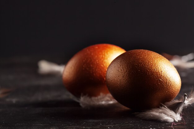 Buona Pasqua! Uova di Pasqua Su fondo di legno