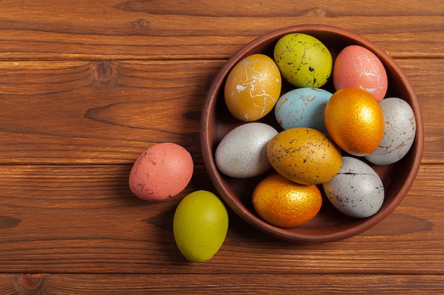 Buona Pasqua! Uova di Pasqua su fondo in legno