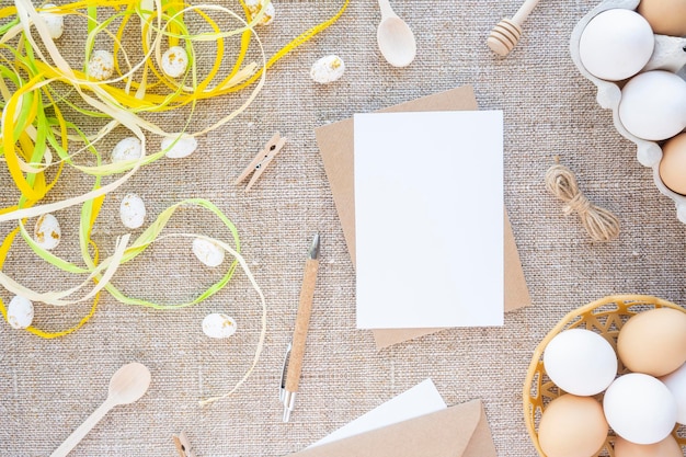 Buona Pasqua uova naturali nel nido utensili in legno su tela sfondo Mockup piatto per posto per