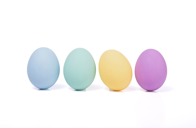 Buona Pasqua, uovo dipinto di Pasqua isolato su sfondo bianco.