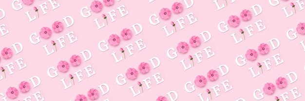 Buona vita Banner creativo realizzato con citazioni motivazionali da lettere bianche e fiori naturali di bellezza su sfondo rosa