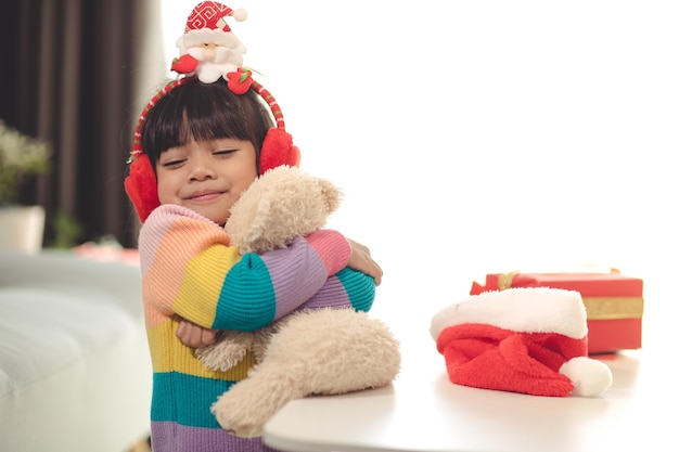 Buone feste Regalo di apertura sveglio del piccolo bambino. La ragazza ha apprezzato il regalo.