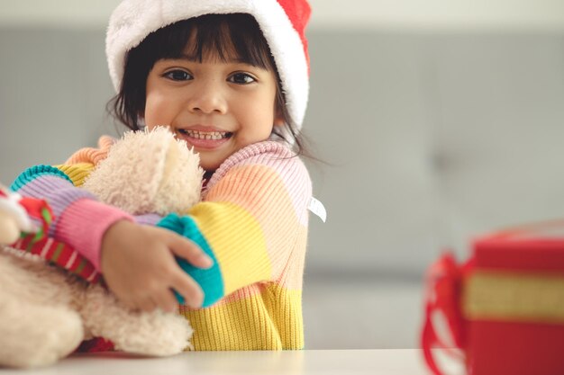 Buone feste Regalo di apertura sveglio del piccolo bambino. La ragazza ha apprezzato il regalo.