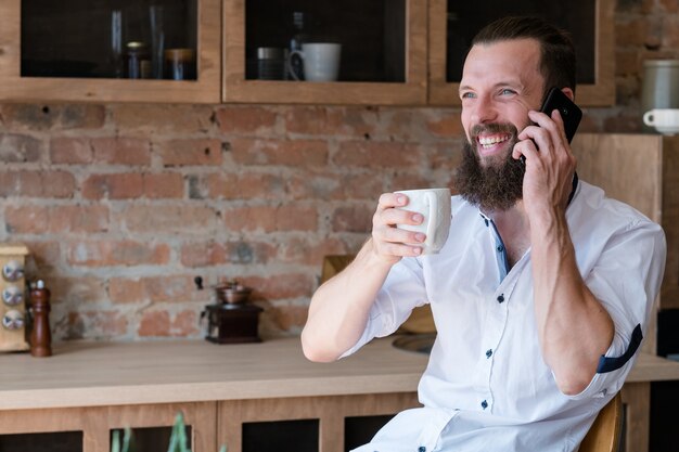 Buone notizie smartphone uomo comunicazione aziendale