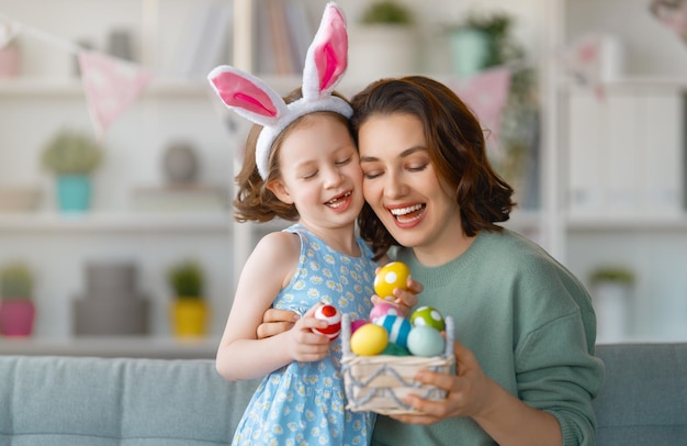 Buone vacanze Madre e figlia con le uova di pittura Famiglia che celebra la Pasqua