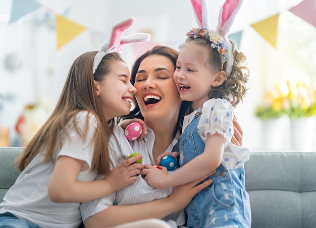 Buone vacanze Madre e figlie con uova dipinte Famiglia che celebra la Pasqua