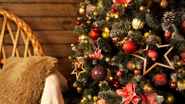 Buone vacanze. Un bel soggiorno in legno decorato per Natale.