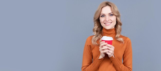 Buone vibrazioni Ragazza felice tenere tazza sfondo grigio Buongiorno Colazione anticipata Ritratto di donna banner di intestazione isolato con spazio di copia