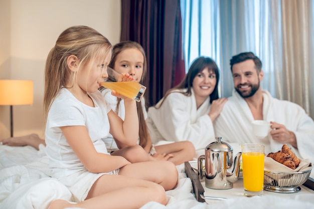 Buongiorno. Genitori e figli che fanno colazione e sembrano contenti