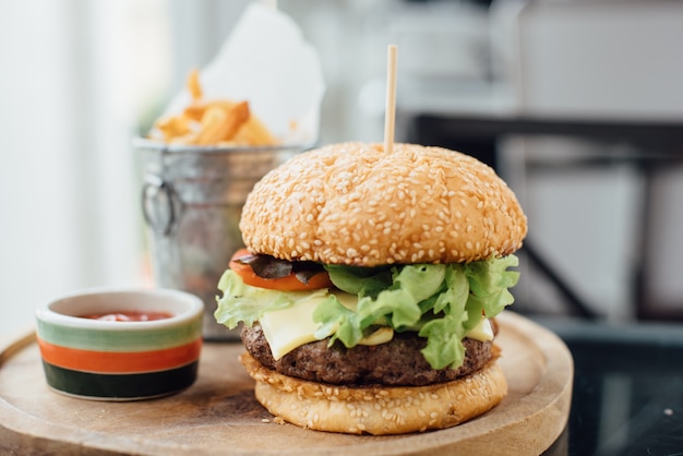 Burger e patatine fritte su tavola di legno