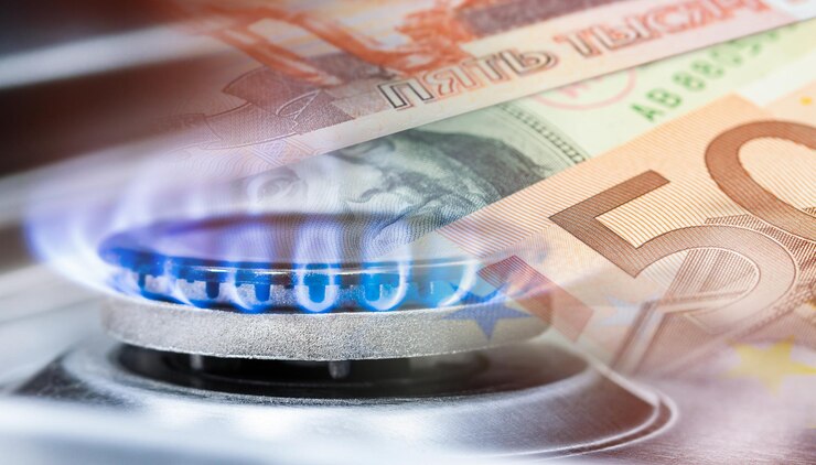 Burning bruciatore a gas e banconote di carta di rubli dollari ed euro, doppia esposizione