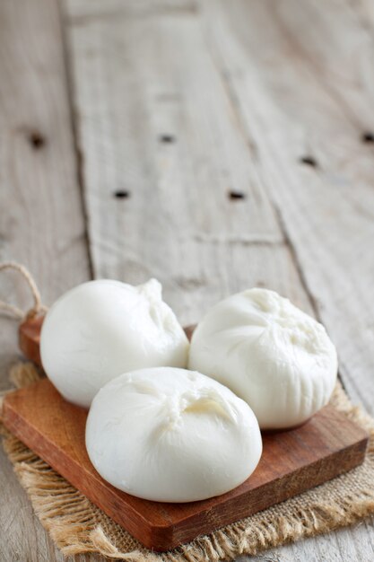 Burrata di formaggio italiano in una ciotola da vicino