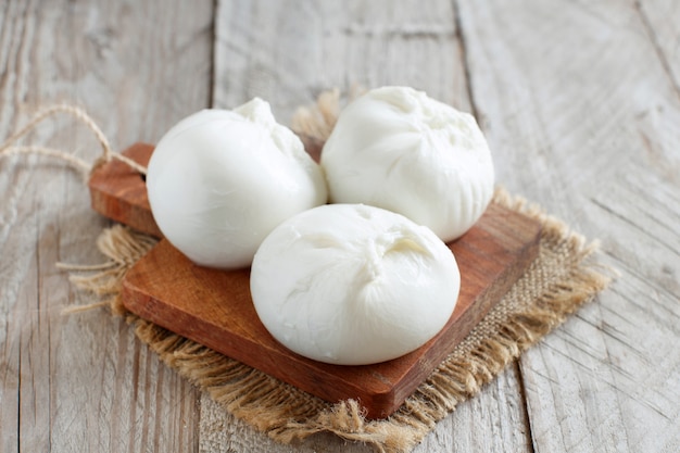 Burrata di formaggio italiano su un tavolo di legno da vicino