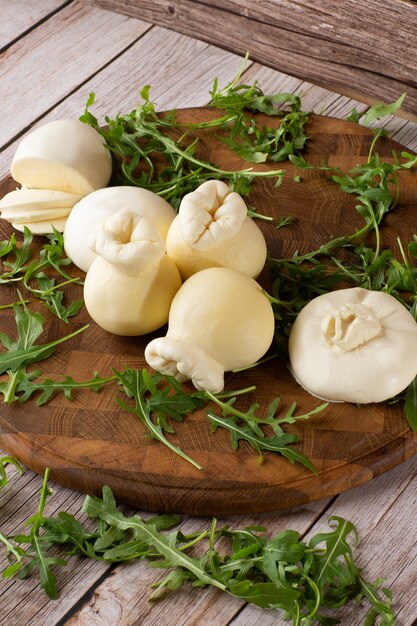 Burrata italiana del formaggio su una fine di legno della tavola su.