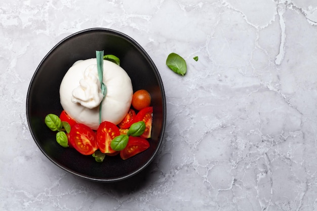 Burrata pomodorini e basilico