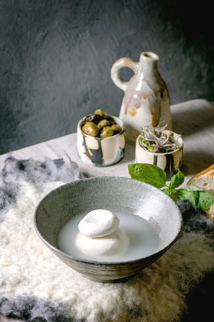 Burrata tradizionale italiana annodata in ciotola