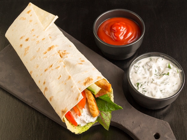 Burrito con pollo e verdure grigliate (fajitas, pane pita, shawarma)