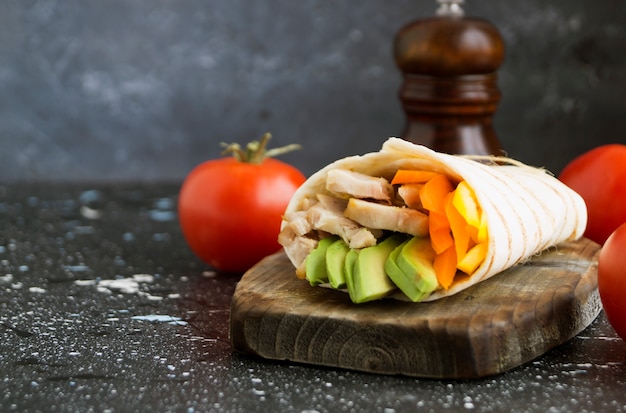 Burrito con pollo e verdure grigliate (fajitas, pane pita, shawarma)