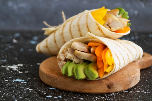 Burrito con pollo e verdure grigliate