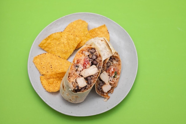 Burrito di manzo messicano su piatto piccolo con nachos di patatine