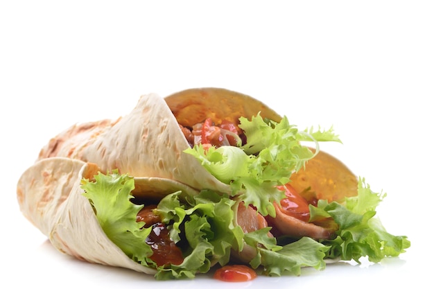Burrito messicano con pollo e verdure su sfondo bianco
