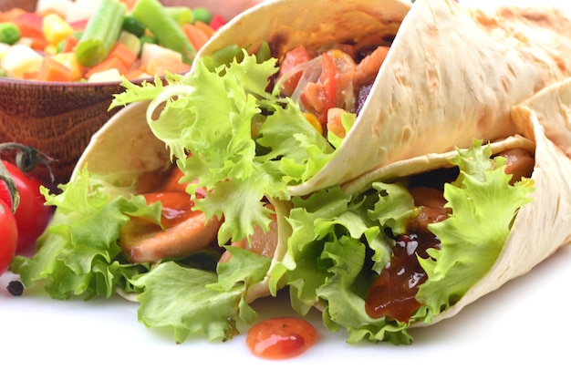 Burrito messicano con pollo e verdure