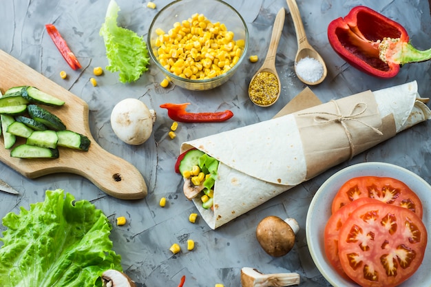 Burrito vegano di verdure, funghi e tortillas