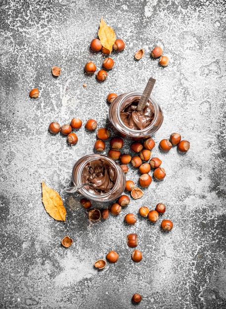 Burro al cioccolato con nocciole. Su fondo rustico.