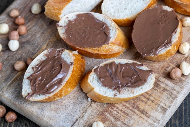 Burro al cioccolato spalmato su una baguette da vicino