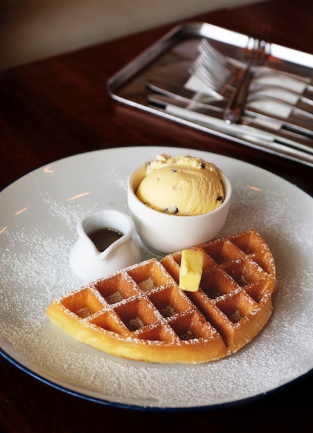 Burro di waffle con salsa al miele e gelato alla vaniglia