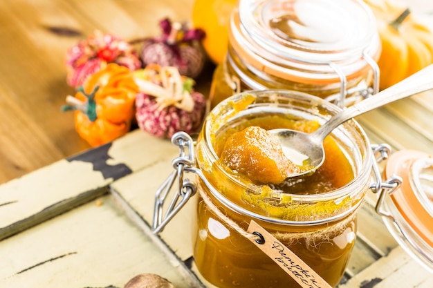 Burro di zucca fatto in casa con pane di zucca sul tavolo.