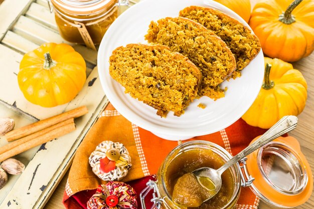 Burro di zucca fatto in casa con pane di zucca sul tavolo.