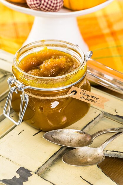 Burro di zucca fatto in casa con zucche biologiche.