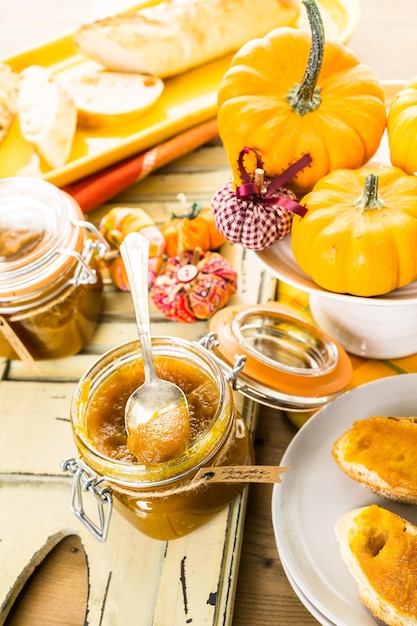 Burro di zucca fatto in casa con zucche biologiche.