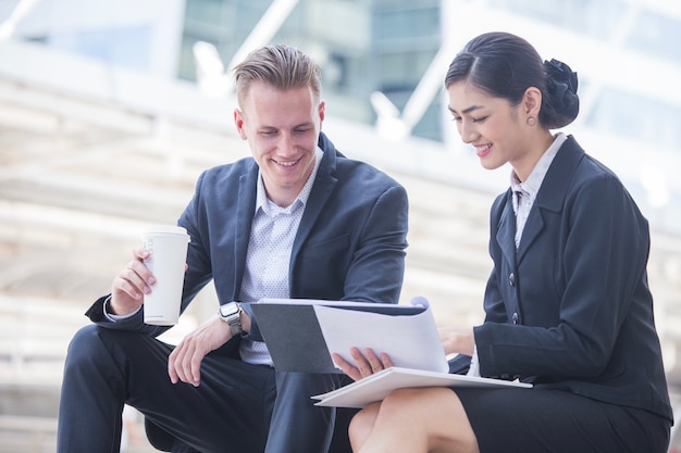 Businespeople che si siedono e che parlano con il progetto di lavoro. Concetto di lavoro di persone.