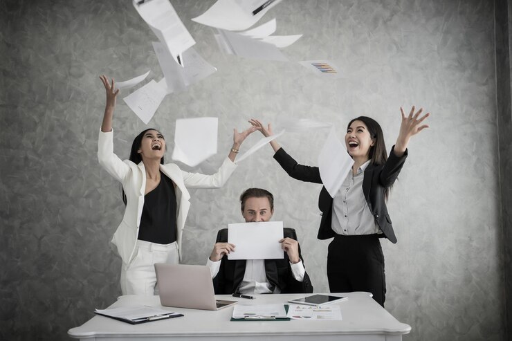 Photo business colleagues working together in office