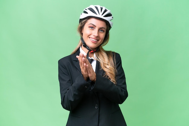 Business donna uruguaiana che indossa un casco biker su sfondo isolato applaudire dopo la presentazione in una conferenza