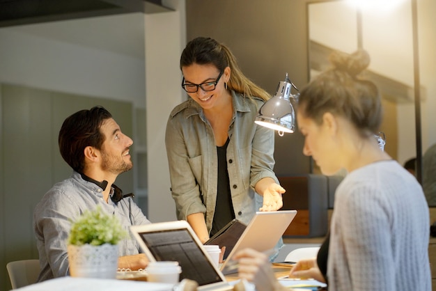 Business partner andando oltre il progetto in co spazio di lavoro