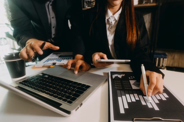 Business People Meeting per analizzare, discutere e fare brainstorming sui dati del grafico del rapporto finanziario in ufficio Lavoro di squadra del consulente finanziario e concetto di contabilità