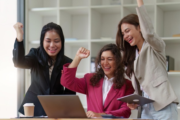 Business People Meeting per discutere e fare brainstorming sui documenti del rapporto finanziario nell'ufficio a casa Il lavoro di squadra del consulente finanziario e il concetto di contabilità