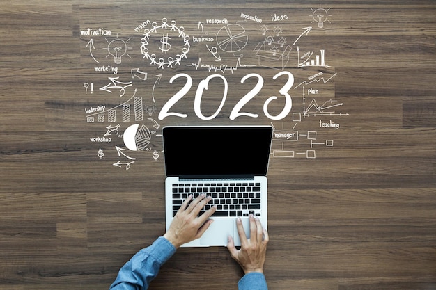 Business plan 2023 idee per il nuovo anno concetto Lavorando su laptop con il pensiero creativo disegnare grafici e strategia