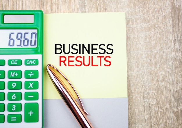 BUSINESS RESULTS iscrizione del testo sulla tabella con la calcolatrice Business results acronym business c